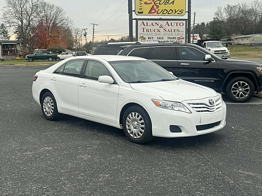 2011 Toyota Camry LE's photo