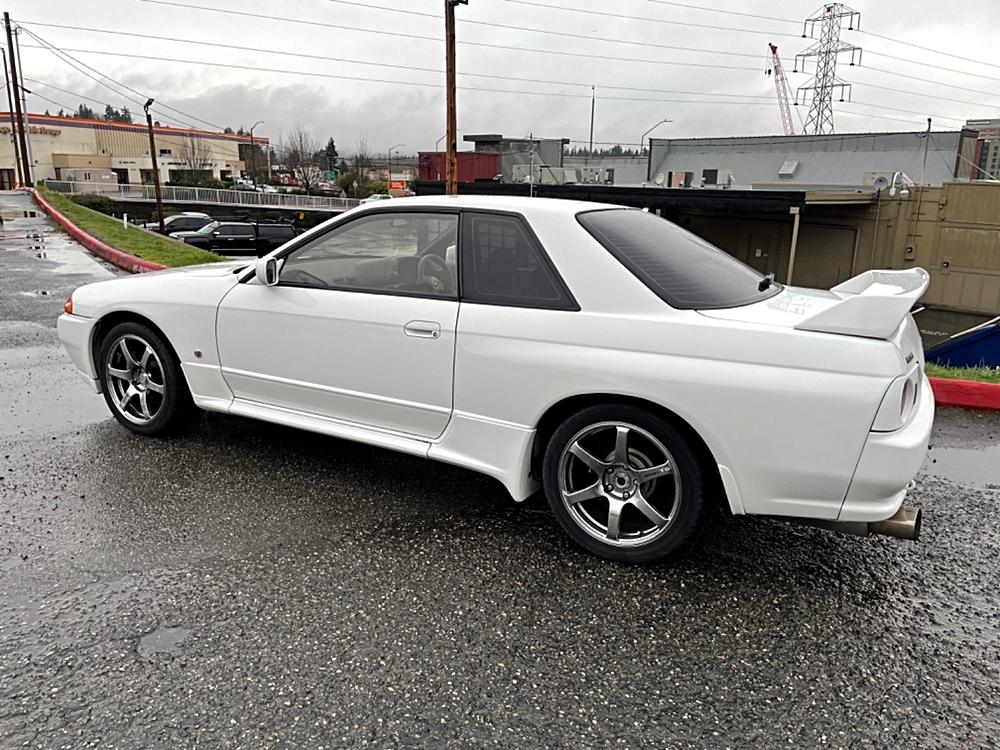 【WEB限定】Nissan Skyline  White With Engine IG3227 – ignition model