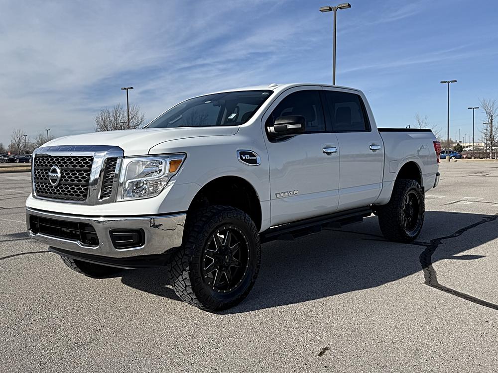 2017 Nissan Titan SV's photo