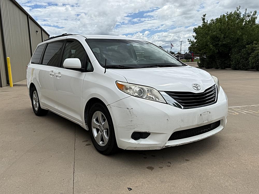 2014 Toyota Sienna LE V6 7-Passenger Mobility's photo