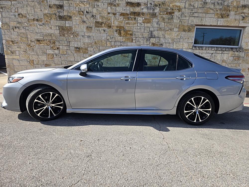 2019 Toyota Camry SE's photo