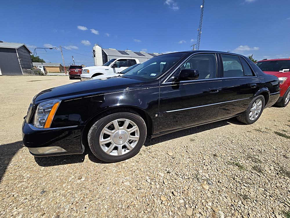 2010 Cadillac DTS Standard's photo