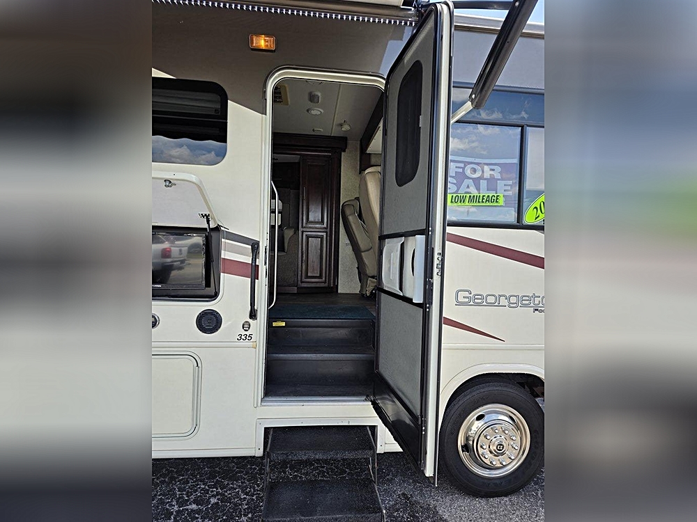 2016 Ford F-53 - Photo 30