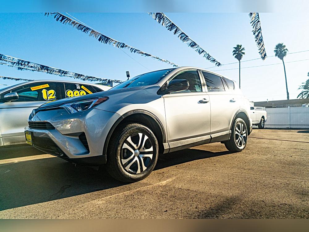 2018 Toyota RAV4 LE's photo