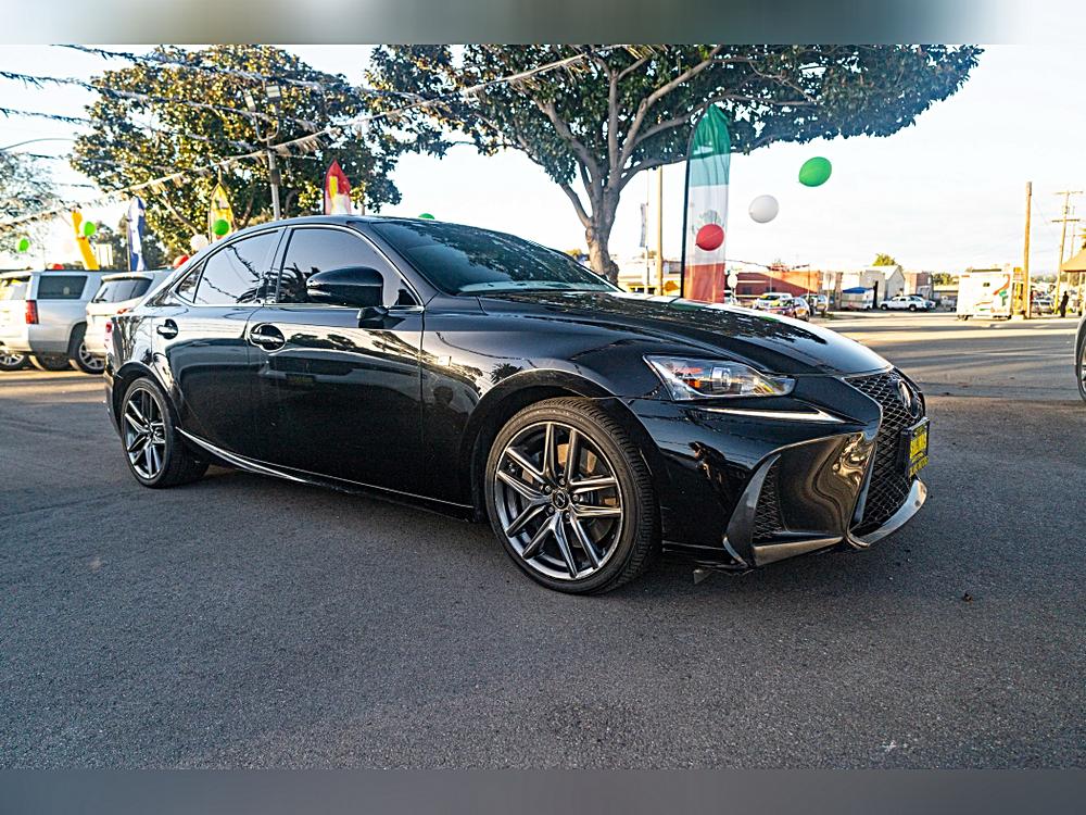 2017 Lexus IS 200t's photo