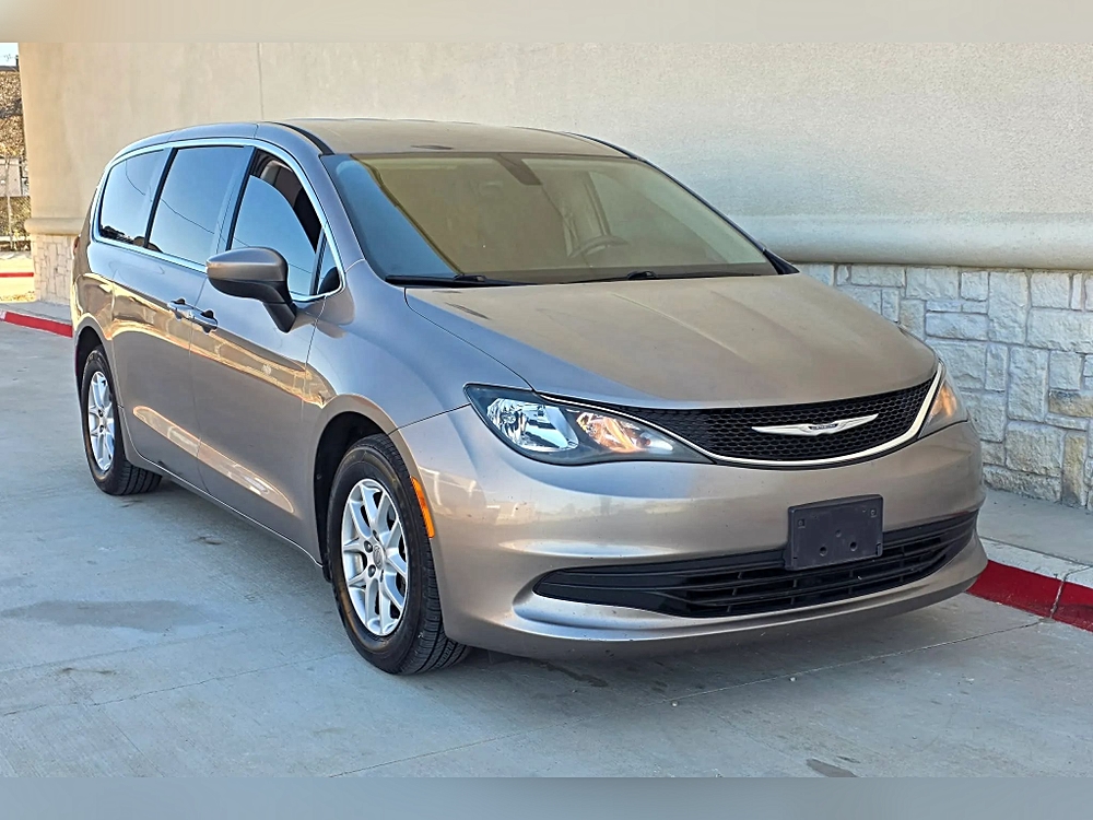 2017 Chrysler Pacifica Touring's photo