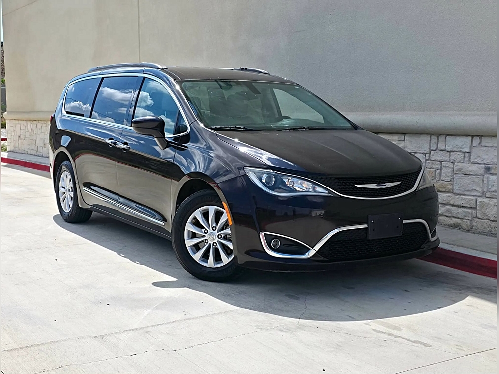 2017 Chrysler Pacifica Touring-L's photo