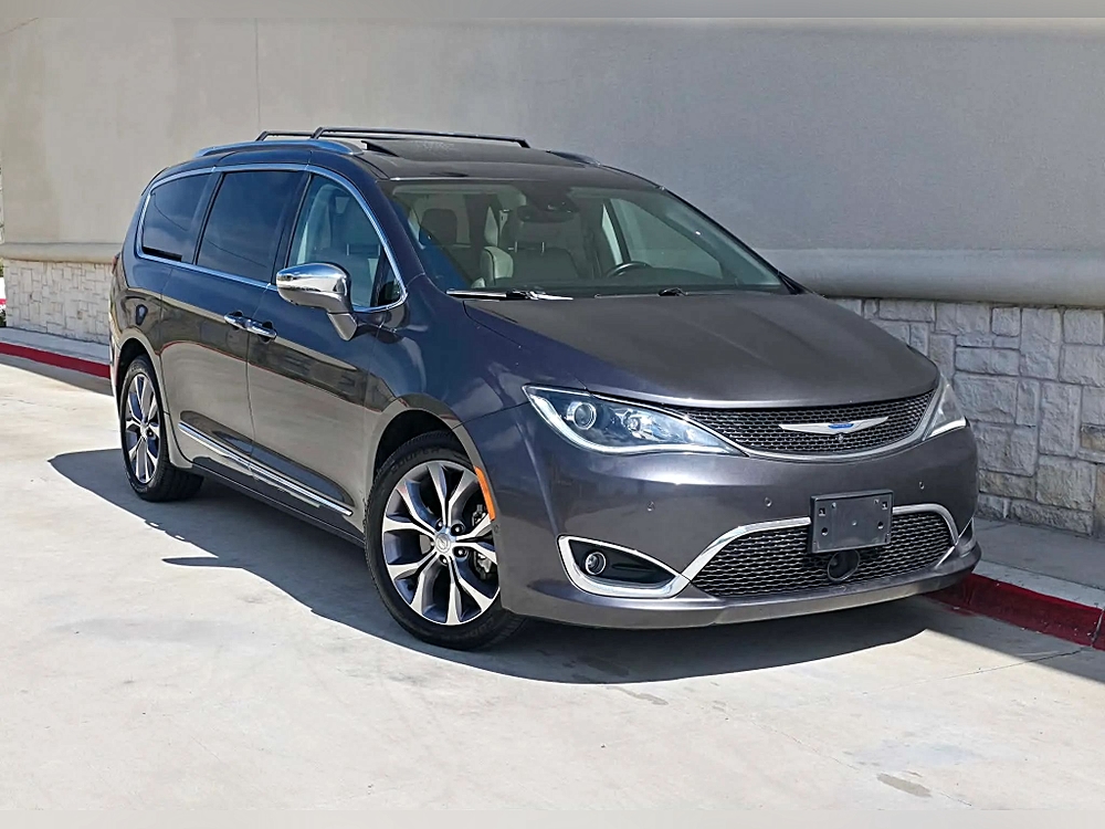 2018 Chrysler Pacifica Limited's photo