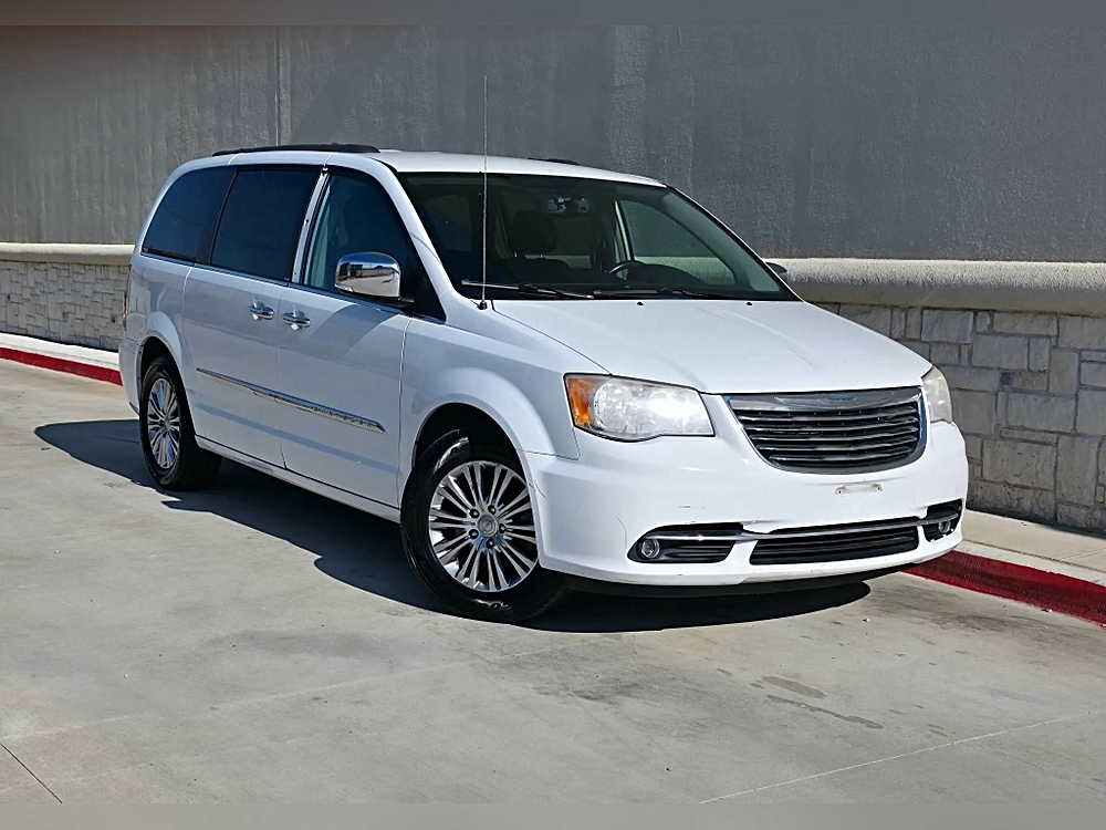 2014 Chrysler Town & Country Touring-L's photo