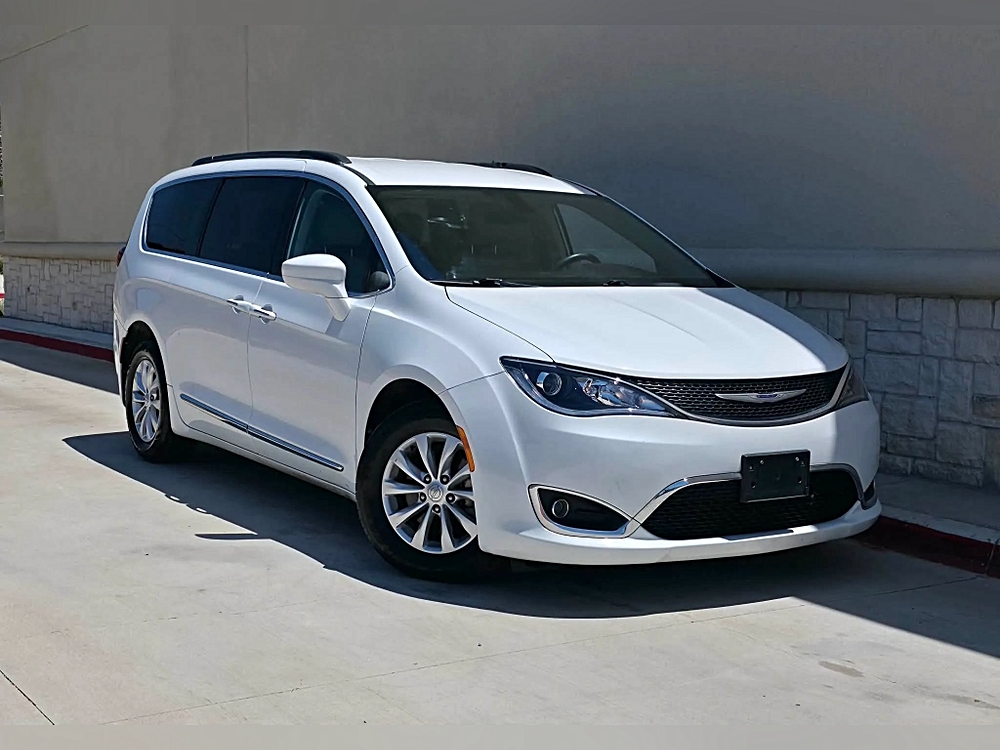 2017 Chrysler Pacifica Touring-L's photo
