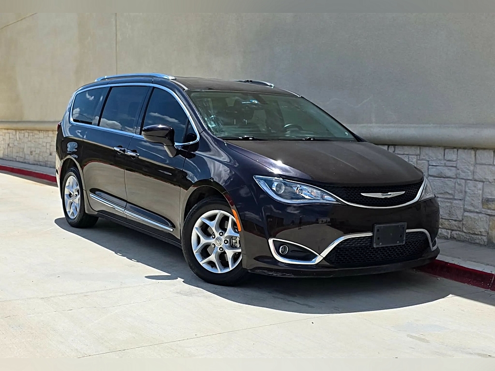 2017 Chrysler Pacifica Touring-L Plus's photo