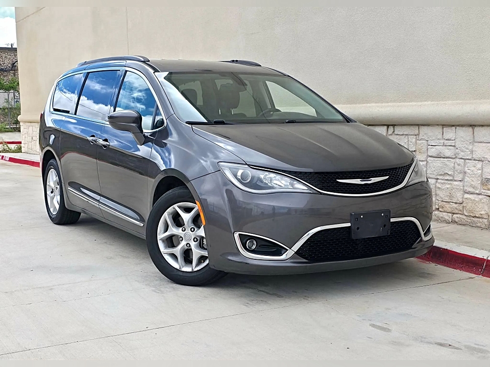 2017 Chrysler Pacifica Touring-L's photo