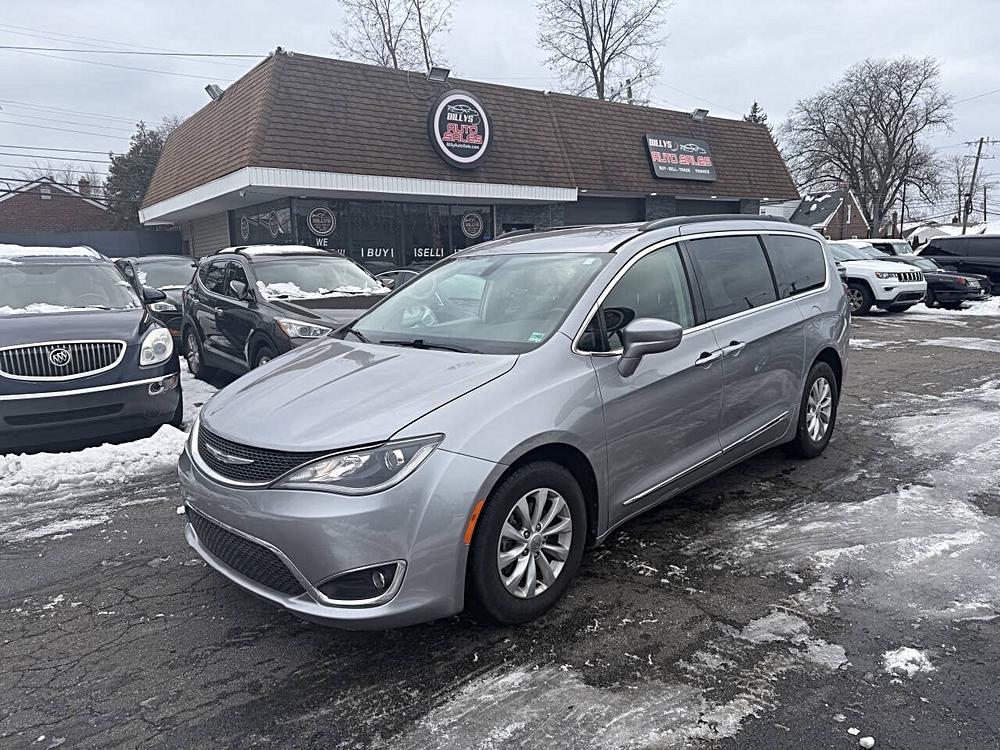 2017 Chrysler Pacifica Touring-L's photo