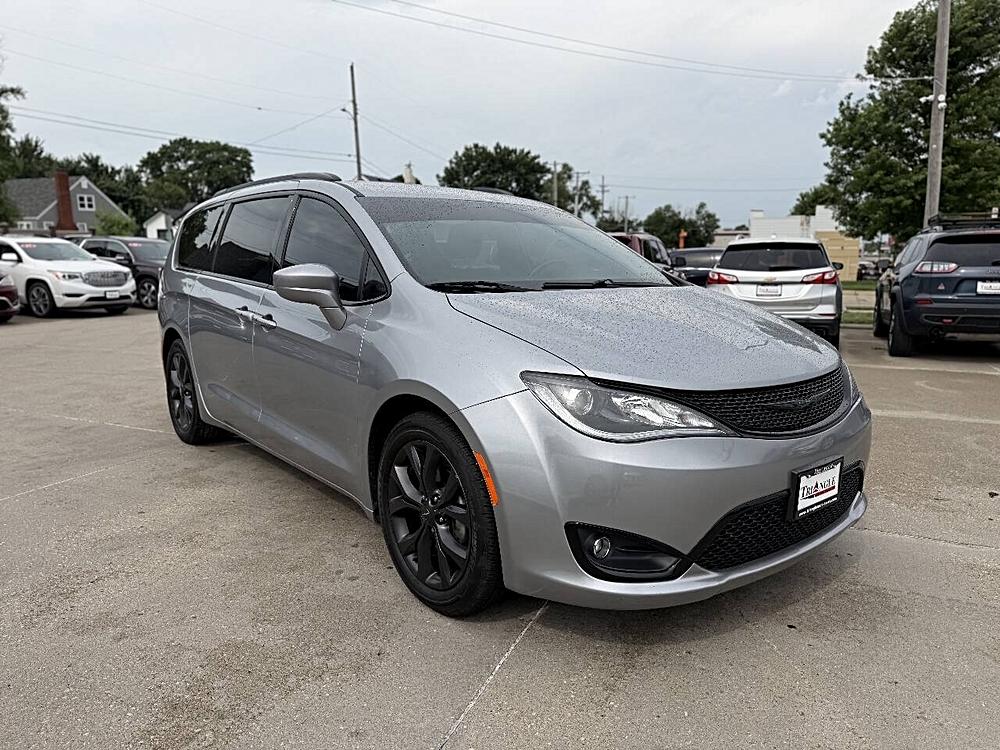 2020 Chrysler Pacifica Touring's photo