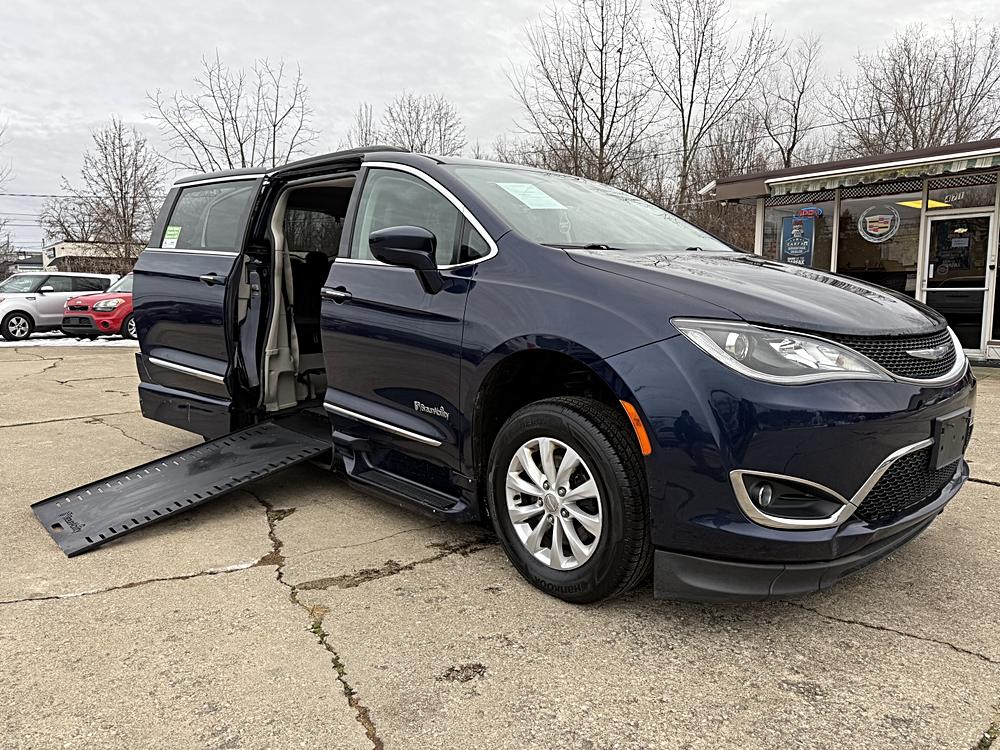 2017 Chrysler Pacifica Touring-L's photo