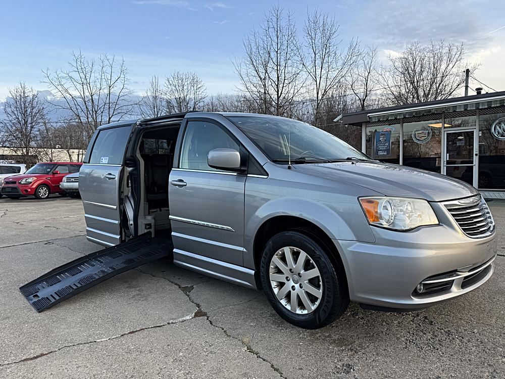 2014 Chrysler Town & Country Base's photo