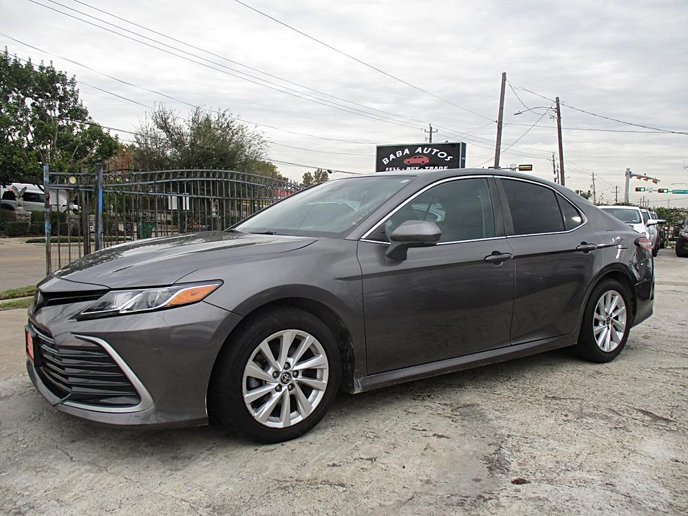 2023 Toyota Camry LE's photo