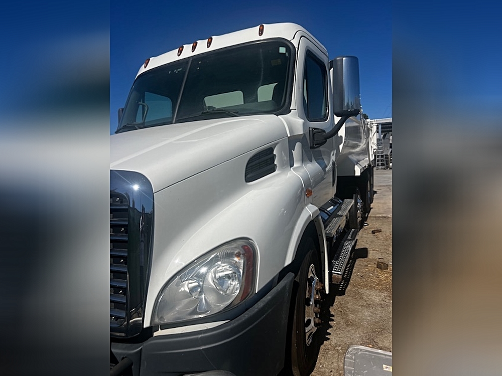 2016 Freightliner Cascadia Dump Truck Detroit DD15 330,800K MILES