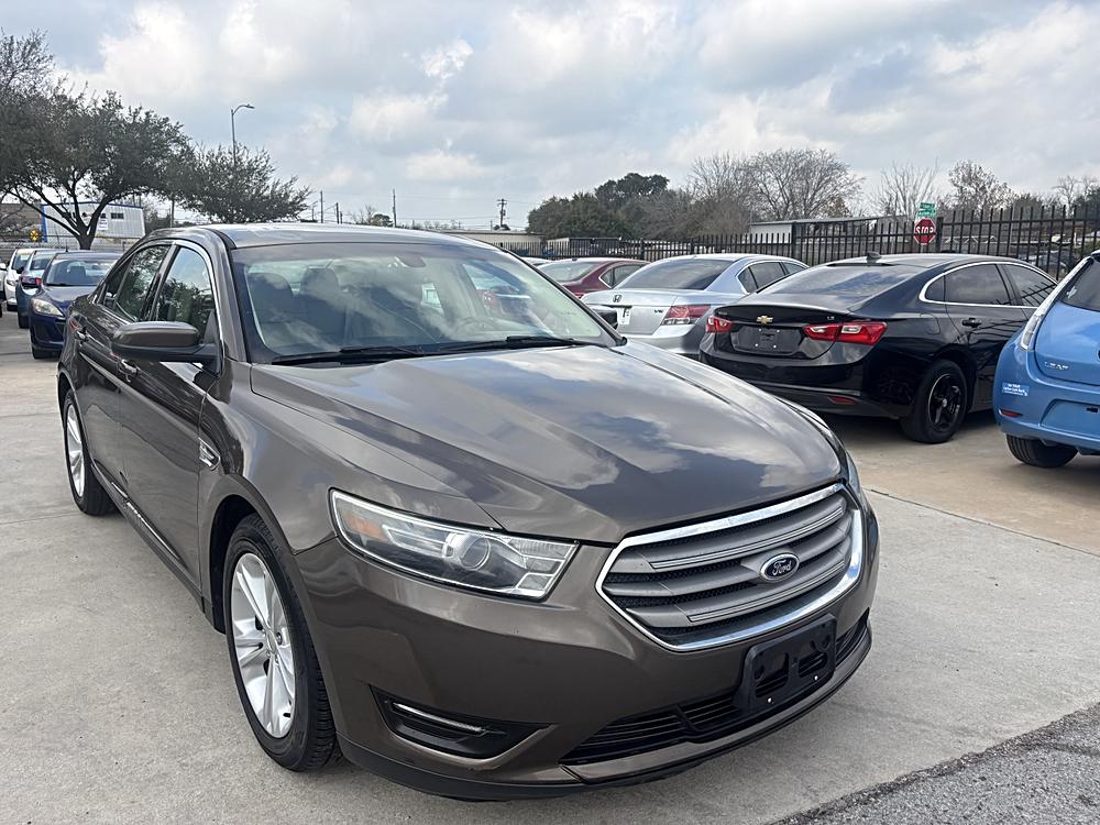 2015 Ford Taurus SEL's photo