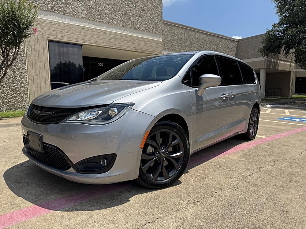 2018 Chrysler Pacifica Touring Plus's photo