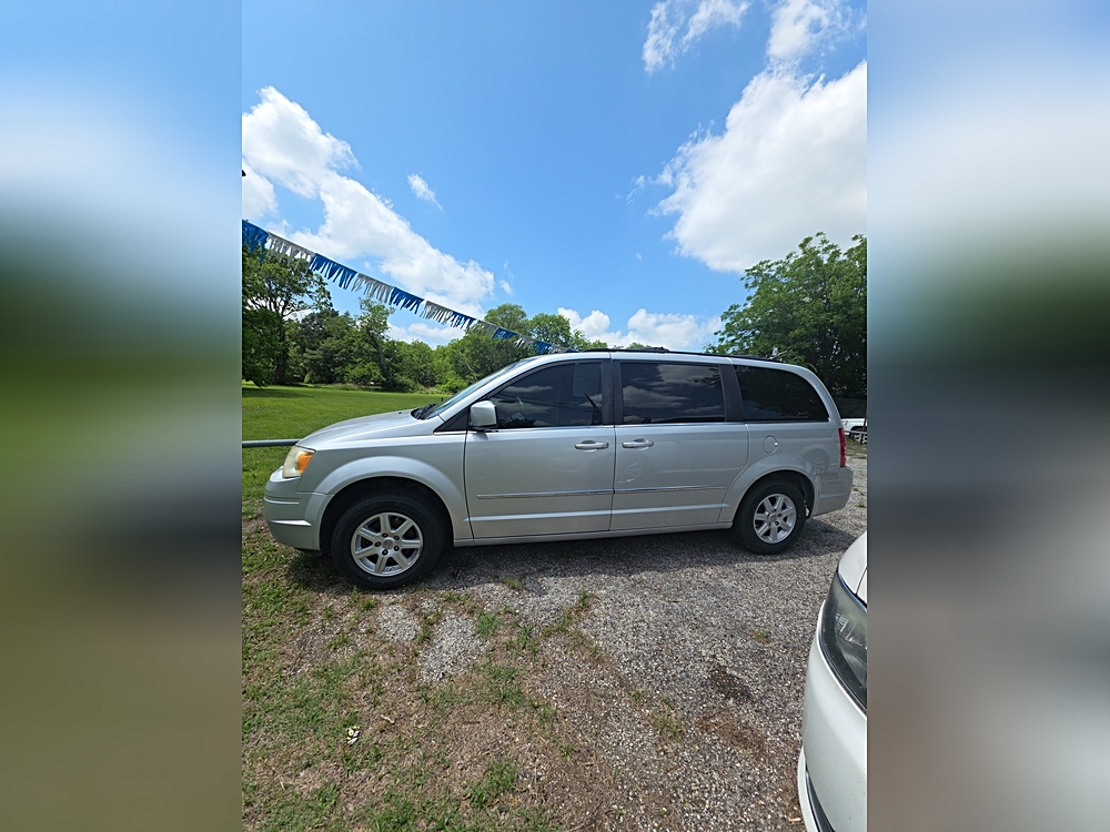 2010 Chrysler Town & Country Touring's photo