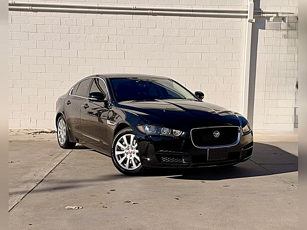 2019 Jaguar XE Base's photo