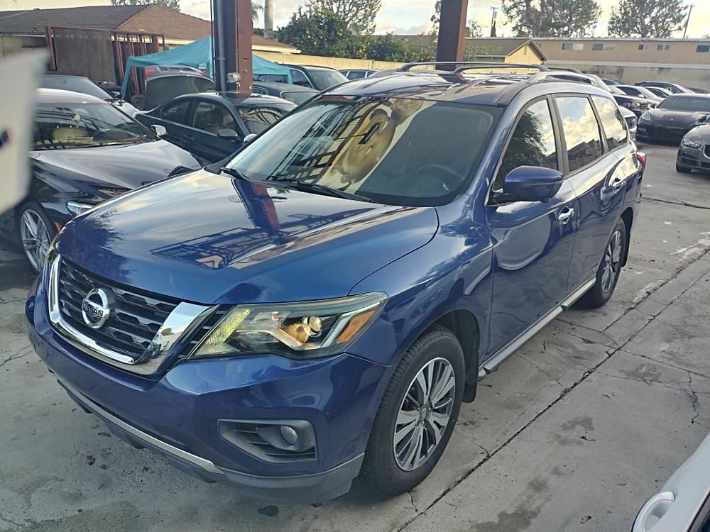 2017 Nissan Pathfinder SL's photo