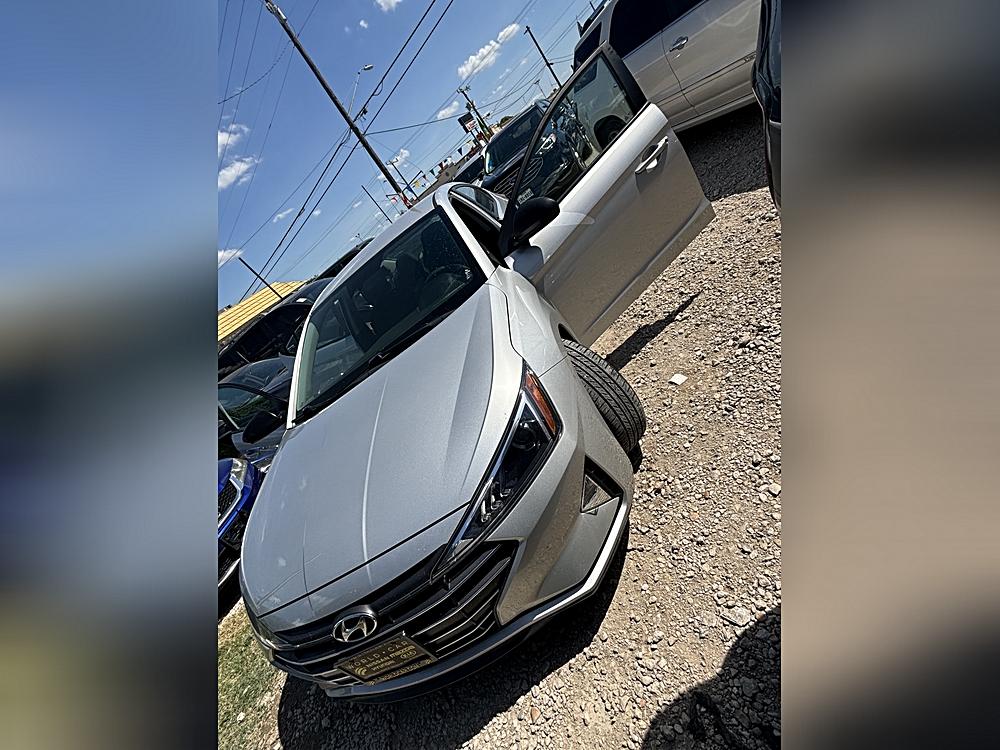 2019 Hyundai Elantra SEL's photo