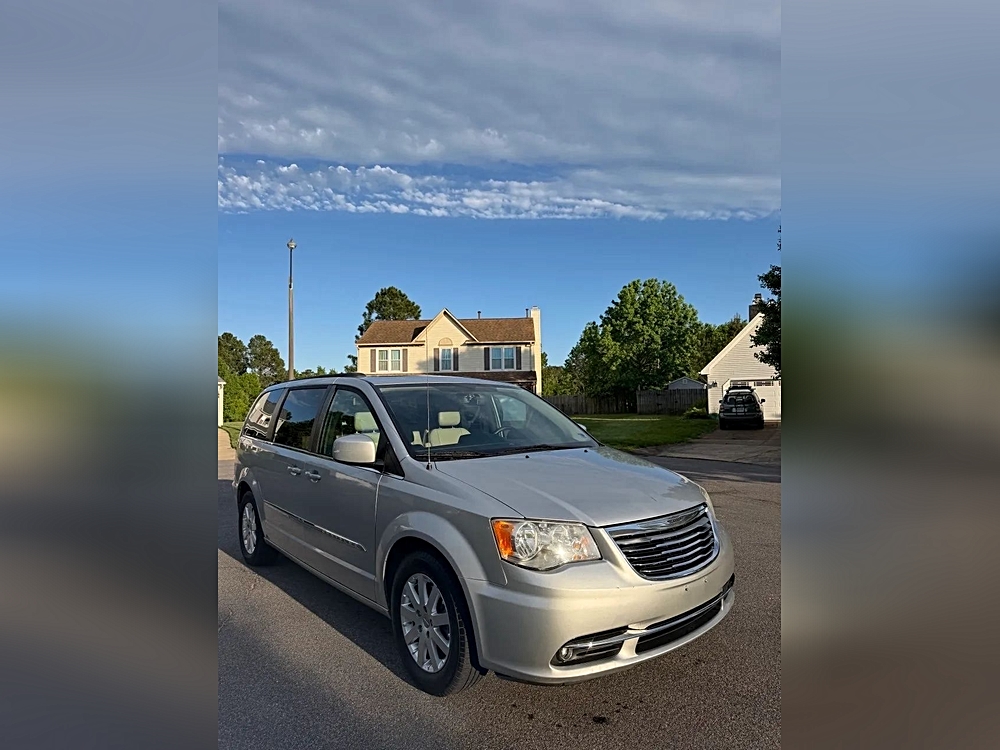 2012 Chrysler Town & Country Touring's photo