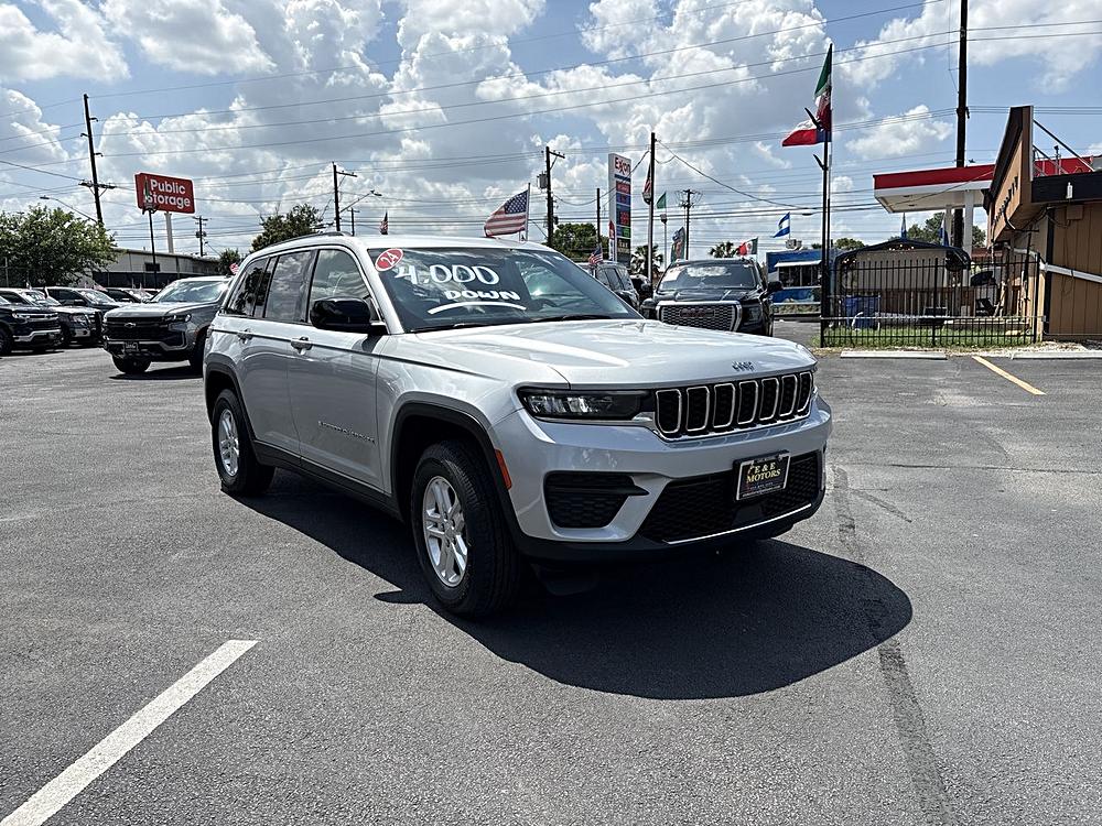2024 Jeep Grand Cherokee Laredo's photo