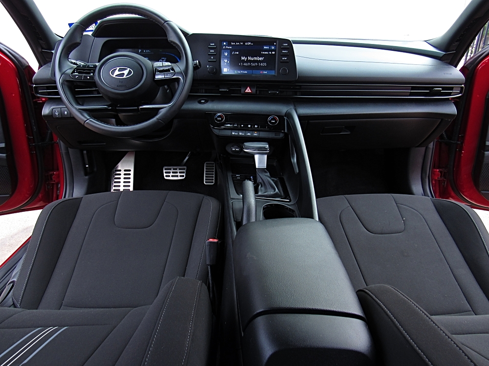 2025 Hyundai Elantra SEL - Photo 16