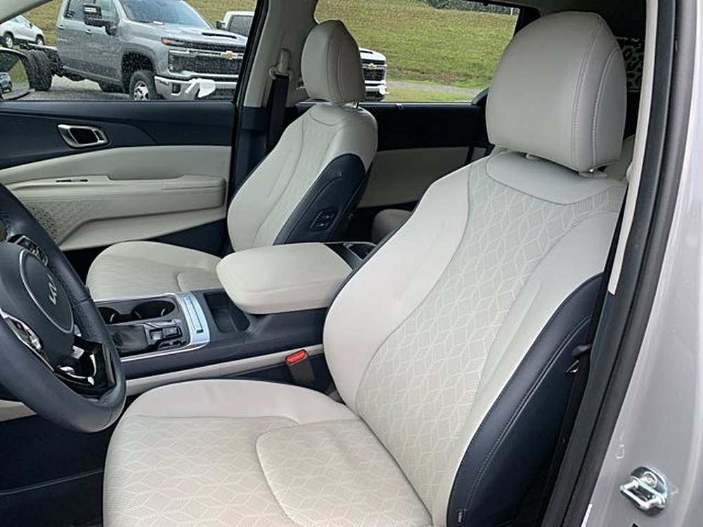 2025 Kia Carnival EX - Photo 14