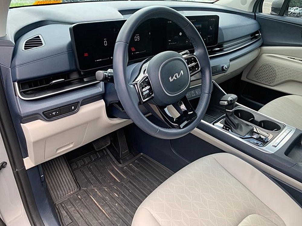 2025 Kia Carnival EX - Photo 16