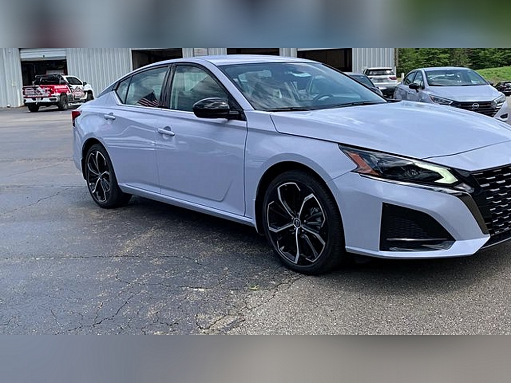 2025 Nissan Altima SR