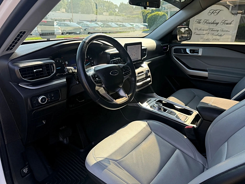 Ford Explorer photo 16