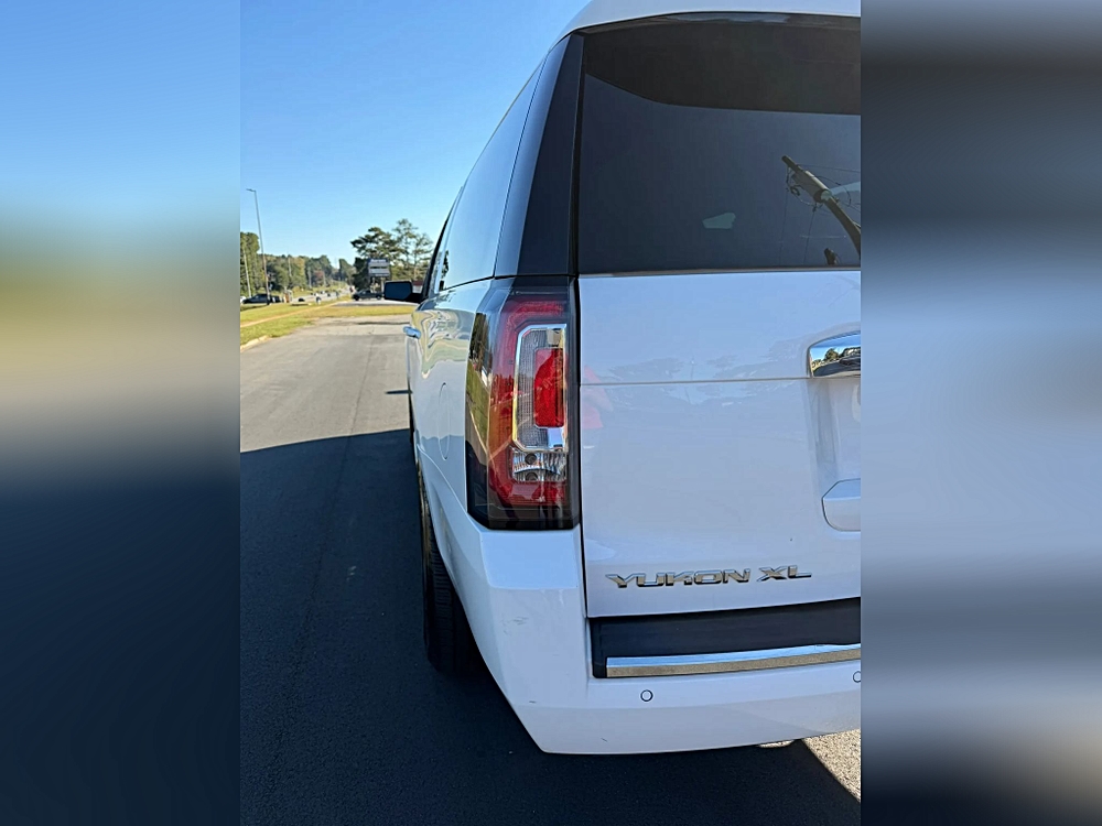 GMC Yukon XL photo 12
