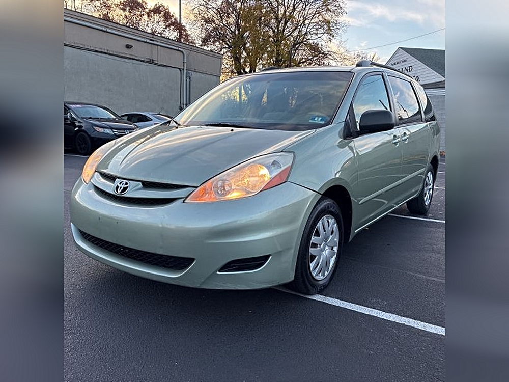 2009 Toyota Sienna CE's photo
