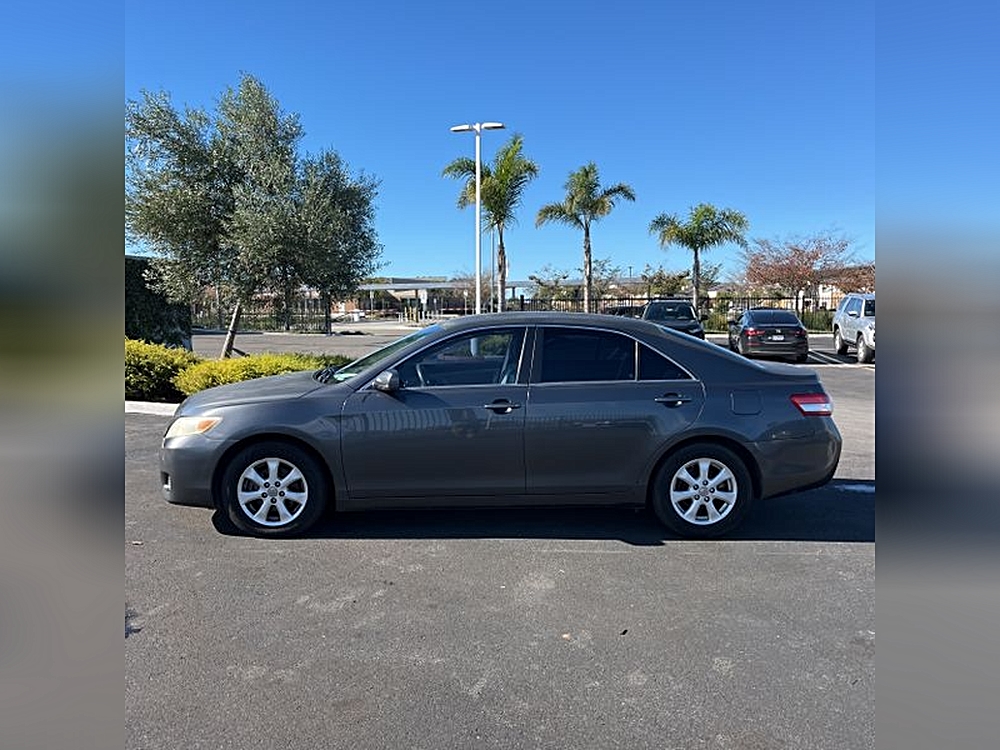 2011 Toyota Camry LE's photo