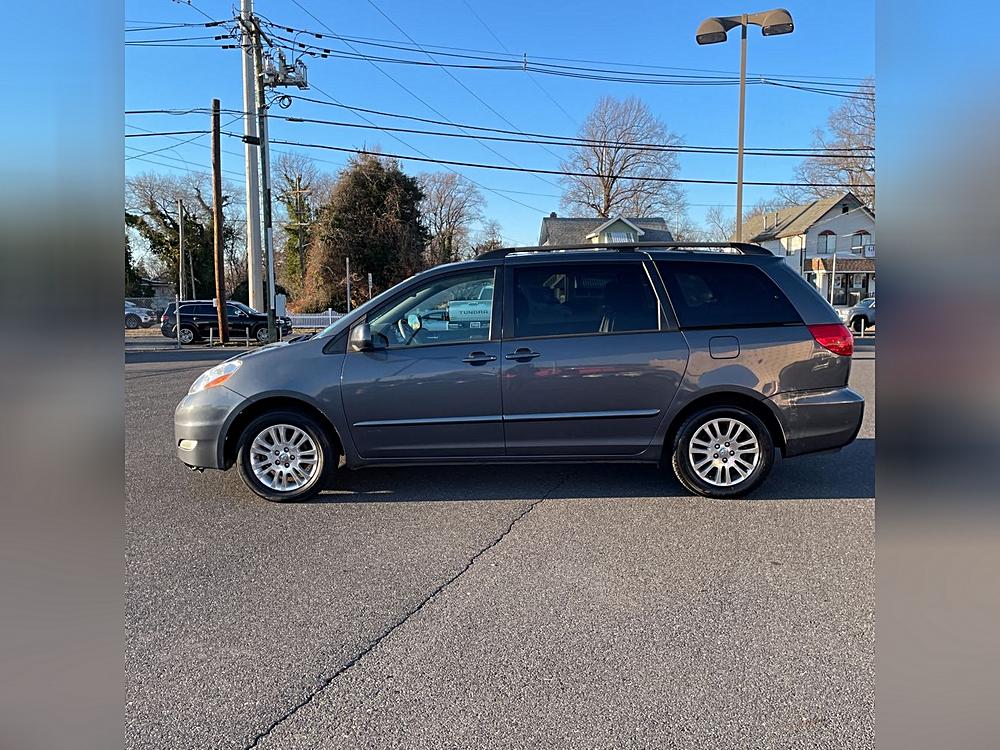 Image 8 of 2015 Toyota Sienna SE 8 Passenger