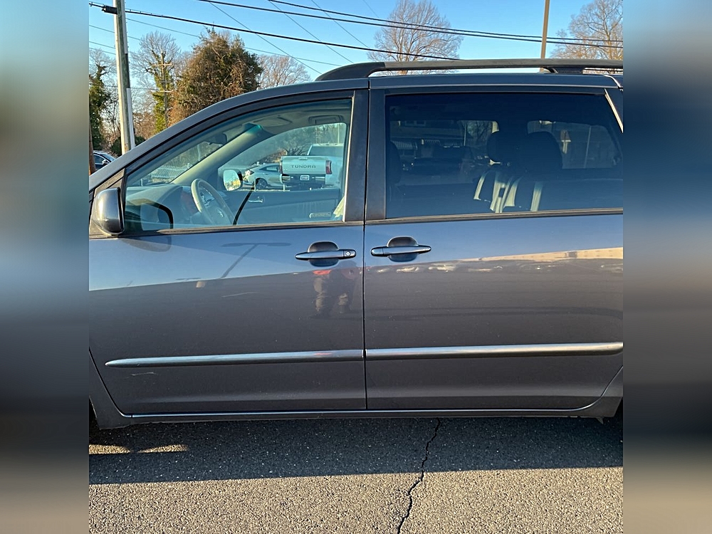 Image 9 of 2015 Toyota Sienna SE 8 Passenger