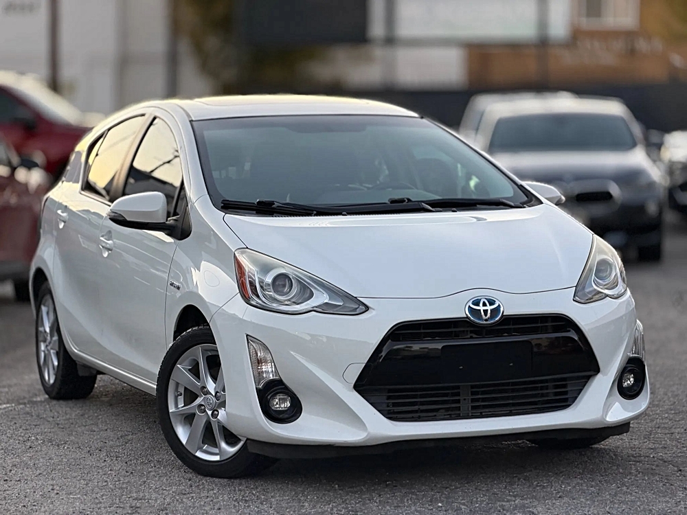 2015 Toyota Prius Four's photo
