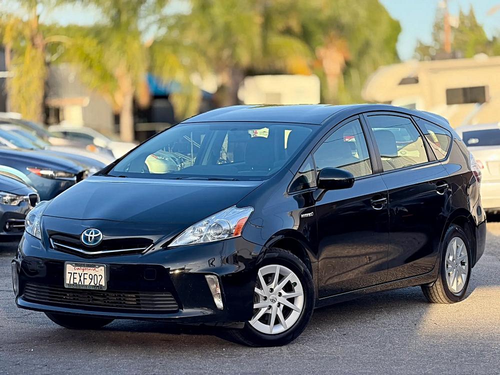2014 Toyota Prius v Five