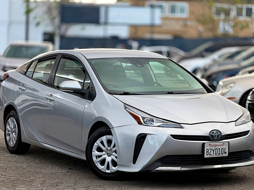 2021 Toyota Prius L Eco FWD's photo