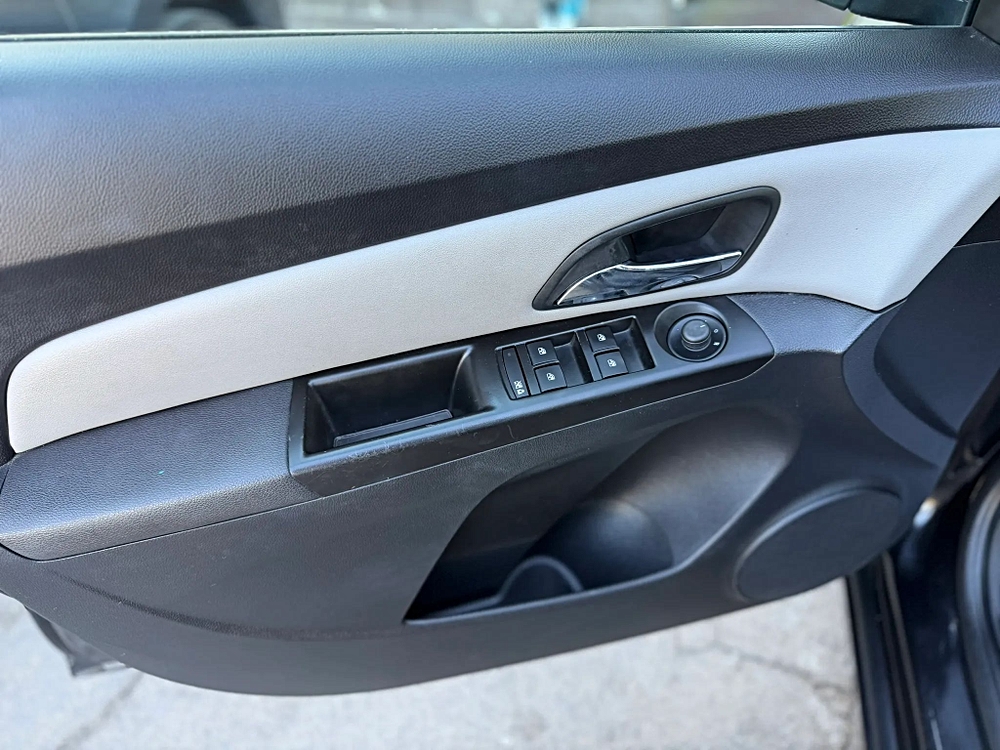 2014 Chevrolet Cruze LS - Photo 11