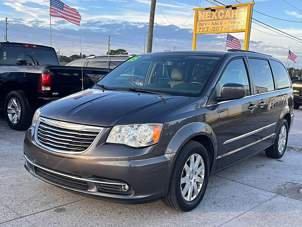 2015 Chrysler Town & Country Touring's photo