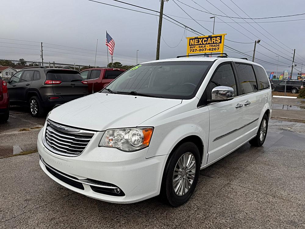 2015 Chrysler Town & Country Limited's photo