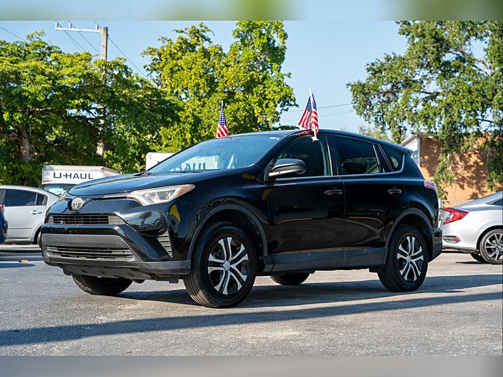 2018 Toyota RAV4 LE's photo