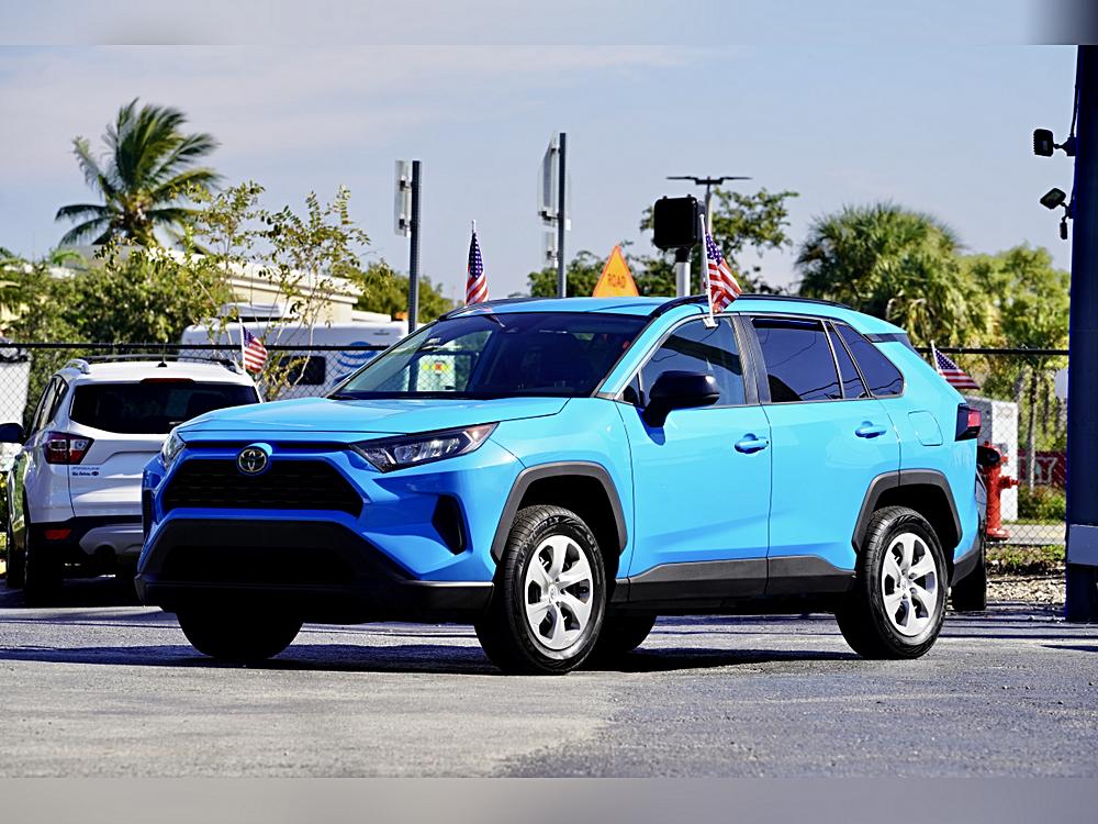 2021 Toyota RAV4 LE's photo