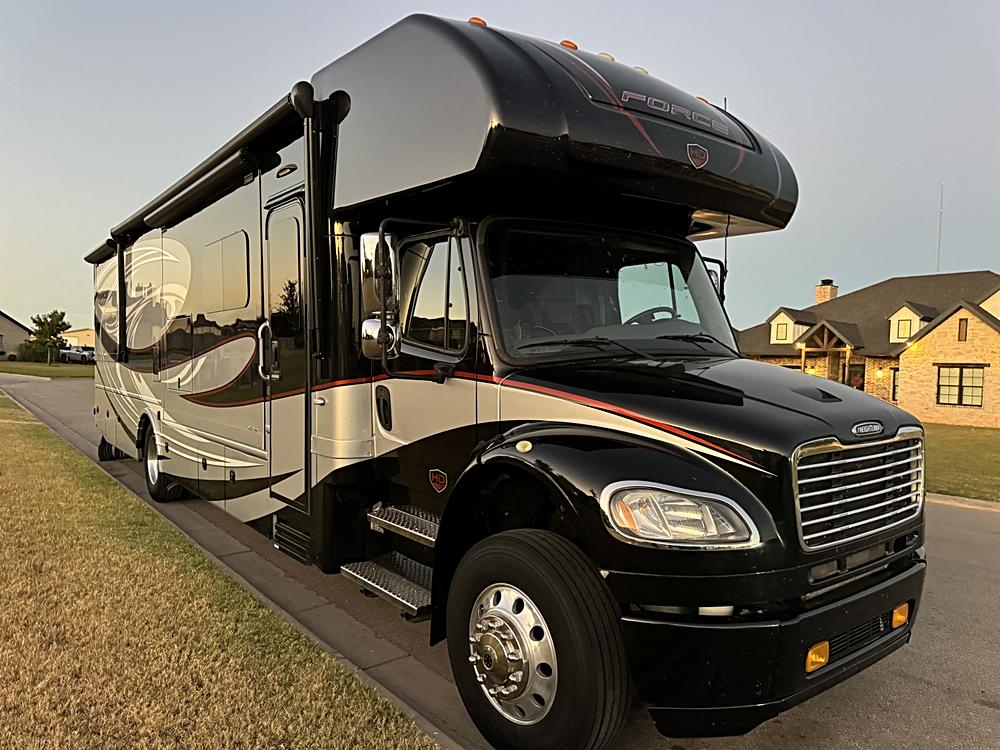 2019 Dynamax Force HD 37TS 8.9 Cummins Super C RV Clean and Ready to Go
