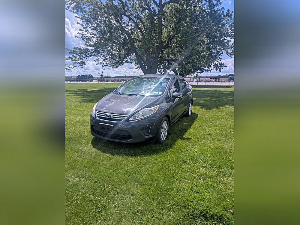 2013 Ford Fiesta SE Sedan's photo